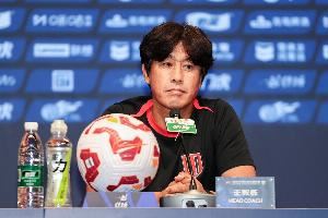 徐正源：三线作战对板凳深度要求非常高，轮换首发是不得已的选择