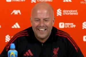 笑容满面！斯洛特谈纽卡将签新9号：这对埃迪-豪来说是好消息