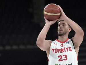 无所不能！申京28分钟9中8独得23分12板9助1断2帽 罚球10中7