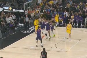 弄啥嘞！艾顿滑翔空篮没进 自己抱头非常懊恼！