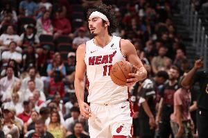 打得还行！哈克斯14中7拿下17分4板3助1帽