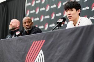 青岛队记：今天比卢普斯对杨瀚森的使用时间&顺序 应和常规赛接近