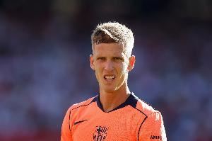 世体：奥尔莫本周日前往克鲁伊夫球场，观看了巴萨B队比赛