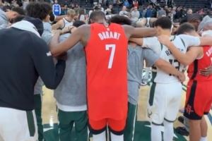 赢了也“加入”!赛后雄鹿队围成一圈祈祷 杜兰特&谢泼德也加入