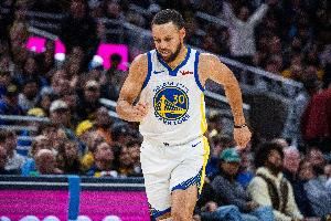 卡特:在库里小时候我经常帽他 后来他在比赛中爆我 这是因果循环